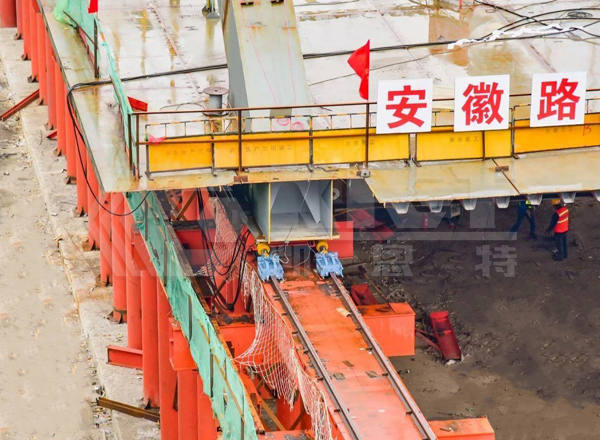 橋梁建設(shè)同步頂推
