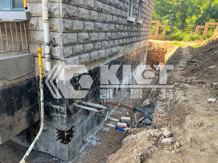 高層建筑頂升糾偏施工現場