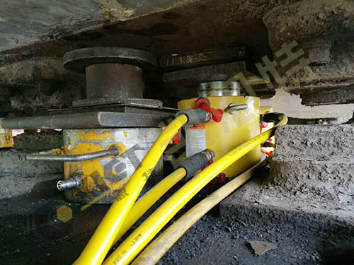 李港鐵路橋梁同步頂升施工現場