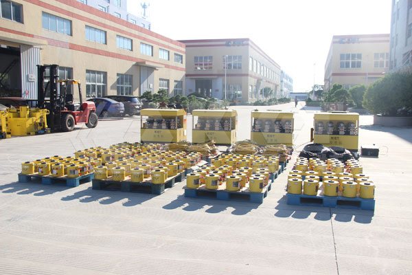 4臺(tái)同步頂升系統(tǒng)和100臺(tái)液壓千斤頂用于橋梁同步頂升